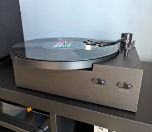 Test platine vinyle Ikea Obegränsad : un modèle design, idéal pour ne pas se prendre la tête